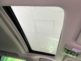 【サンルーフ】開放感たっぷりの希少装備、サンルーフが装着されています!車内に明かりを取り入れたり景色を楽しむ以外にも、車内の空気も簡単に換気できて快適です!