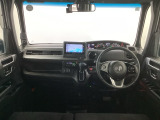 【前方視界】開放的な前方視界!運転がしやすく疲れにくいです♪窓が大きく、見通しがとっても良いおクルマですよ♪