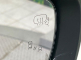 【ブラインドスポットモニター】走行中、ドアミラーの死角になりやすい箇所に後続車が接近するとサイドミラー付近に警告を表示、ドライバーに注意喚起をしてくれます。
