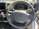インテリアに合わせたデザインのステアリングは、運転される方のことも考え、運転しやすい形状、大きさです。是非一度、実際に触ってお確かめください。