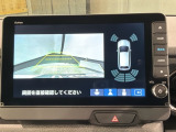リバースギアに入れるだけで後方の表示へ切り替わります。夜間や雨の日の駐車も楽になりますよ。