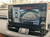 パノラミックビューモニター付きです。車両を上から見たような映像をディスプレイオーディオ画面に表示。運転席からの目視だけでは見にくい、車両周辺の状況をリアルタイムでしっかり確認できます。