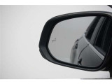 【ブラインドスポットモニター】 ミラーの死角になる車両を検知し、インジケーター点灯や警告音で知らせてくれます。