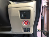 【片側電動スライドドア】リモコンや運転席のスイッチ操作のほか、ドアハンドルを少し引くだけでリアドアが自動開閉します♪