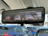 インテリジェントルームミラーです。人や物で視界が遮られてても、車体後部のカメラ映像に切り替えることにより、クリアな後方視界を実現しています。