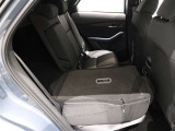 背もたれを倒すと長物積載も可能です。