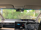 フロントガラスが大きく、ワイドな視界で運転もしやすくなるように設定されています。日差しをカットしながら、身だしなみもチェックできます。鏡付きサンバイザーで一石二鳥。