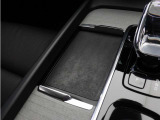 対応機種のスマートフォンを、トンネルコンソールの下のラバープレートに置いておくだけで充電可能。センターディスプレイの機能ビューを使用して、充電プレートのオンとオフを切り替えることができます。