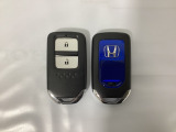 スマートキーを装備しています。鍵を差し込むことなくドアロックの開け閉めと、スタートボタン操作でのエンジンスタートができます。スペアキーも同じものを用意しております。
