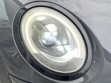 ●LEDヘッドライト:夜間走行時も良好な視界を確保し安心して運転できる高輝度LEDヘッドライトを装備!点灯速度が早く、消費電力も抑えられています。