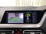 後退時に車両の後ろ側をモニター画面に表示します。車庫入れなどでバックする際に後方確認ができて便利です。