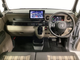 車内は光触媒抗菌消臭施工済です。スタイリッシュなデザインで暖かみのあるインパネ周りを演出します。グローブボックスやカップホルダーのほかにトレーなどたくさんの収納スペースが装備されています。