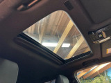 【サンルーフ】開放感たっぷりの希少装備、サンルーフが装着されています!車内に明かりを取り入れたり景色を楽しむ以外にも、車内の空気も簡単に換気できて快適です!