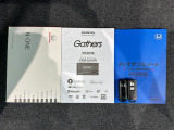 スマートキーは鍵をバッグに入れたままでもドアロックの開閉やエンジンのON・OFFができます。夜間や雨の日も鍵を探さなくて良いので便利です。