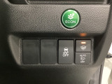 VSA装備車です。VSAはドライバーの操作と車の動きを見守っています。もし車の挙動が乱れたとき、4輪別々にブレーキをかけたり、エンジンパワーをしぼることによって車を安定させます。