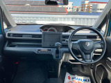 シンプルで実用的なデザインのセンターメーターインパネ。インパネシフト、フットブレーキで足元広々。