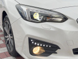 【LEDヘッドライト】悪天候や夜間走行時も良好な視界を確保し安心して運転できる高輝度LEDヘッドライトを装備!点灯速度が早く、消費電力も抑えられています。
