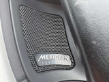 【MERIDIANサラウンドサウンドシステム 】低音から高音までをクリアに再現し車内に臨場感溢れる音響空間を提供致します。