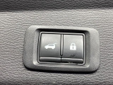 【パワーバックドア】スマートキーや運転席のボタンを押すだけでリアゲートが自動で開閉します!荷物を持っている時や、高い位置にあるバックドアを閉める際に便利な機能です♪