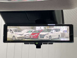 【インテリジェント ルームミラー】車両後方のカメラ映像をミラー面に映し出すので、車内の状況や、天候などに影響されずいつでもクリアな後方視界が得られます!