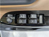 パワーウィンドウのスイッチですよ。 運転席に居ながら窓を開け閉めのコントロールできますよ。 ロック機能で、子供がイタズラして窓を開けるという事も無くなりますよ。
