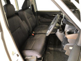 運転席の座面高さを調整できるシートリフターが付いています。フロントシートはベンチシートを採用で、座面も広く使い勝手もいいですよ♪