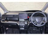 操作性に優れた運転席となります!小物入れや各ボタンの配置にこだわり、使いやすいです!座り心地もよく視認性も良好なのでロングドライブもお任せ下さい!