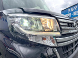 【LEDヘッドライト】悪天候や夜間走行時も良好な視界を確保し安心して運転できる高輝度LEDヘッドライトを装備!点灯速度が早く、消費電力も抑えられています。