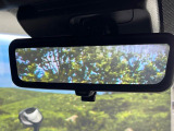 【デジタルインナーミラー】後席の大きな荷物や同乗者で後方が確認しづらい時でも安心!カメラが撮影した車両後方の映像をルームミラー内に表示。クリアな視界で状況の確認が可能です!