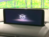 【10.25インチマツダコネクト】車内の雰囲気にマッチした大型ディスプレイ。スマホ接続でのナビ使用やBluetooth再生等、様々な機能が楽しめます。直感的なダイヤル操作が可能で、使い勝手も良好です。