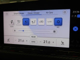 ゾーンエアコンで、操作はタッチパネルに搭載されています。温度設定はタッチ式で0.5度刻みに、指をスライドさせると大幅に変更できます。Smart Climateからは急速な足元の暖冷房も設定可能です。