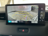 【バックカメラ】運転が苦手な方も車庫入れラクラクです!ギアをリバースに入れれば自動的に切り換わりますので、面倒な操作は不要です♪狭い駐車場もお車を傷つけず安心ですね!