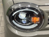 【LEDヘッドライト】悪天候や夜間走行時も良好な視界を確保し安心して運転できる高輝度LEDヘッドライトを装備!点灯速度が早く、消費電力も抑えられています。