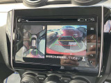 パノラミックビューモニター付きです。車両を上から見たような映像をディスプレイオーディオ画面に表示。運転席からの目視だけでは見にくい、車両周辺の状況をリアルタイムでしっかり確認できます。