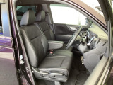 フロント広々、ベンチシートの運転席は、ハイトアジャスターが付いているので、快適にドライブができます。ハンドルはチルトステアリングで、ハンドル位置を上下に調節できます。