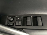 パワーウィンドウスイッチで運転席から全席の窓の開閉ができます♪