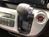 インパネシフトを採用しているので、前席の足元も広々としています。運転席と助手席の行き来もスムーズです!