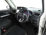 シンプルで使いやすいデザインの運転席です。