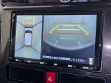 パノラミックビューモニターを装備。駐車場や交差点でクルマを真上から見るように周囲を確認できます。機能の詳細は販売店スタッフまでおたずねください。