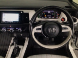 【ハンドル】運転にかかわる様々な操作を安全に行えるように視点移動が少なく操作性に配慮されたスイッチ類が凝縮されたコックピットです。