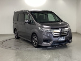 狭い駐車場でも、スライドドアならチャイルドシートへのお子さまの乗降や荷物の積載もスムーズ。とても便利な【両側電動スライドドア】ドアハンドを少し引くだけでリアドアが自動開閉します。