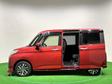荷物をたくさん抱えてクルマに乗り込む時に便利な、ワンタッチオープン機能付き電動スライドドアです