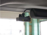 ◆車内カメラ◆前方・後方はもちろん、車内向きのカメラでも記録。左右をワイドに撮ることができ、幅寄せや側面衝突、威圧的なドライバーの危険行為など、クルマ周囲のトラブルもしっかり記録できます。