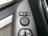 電動格納式ミラーなので、対向車などとのすれ違い時にも便利です。