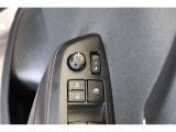 鍵の施錠開錠に合わせてドアミラーが開閉するオート格納機能付きのドアミラー。少し離れた場所からでも見た目で鍵の閉め忘れの確認が出来る便利な機能です。