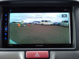 バックカメラ装備しております。駐車時に大変役に立ちますよ。駐車が苦手な方にも便利機能です。