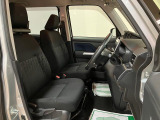 セパレート形状で広々ゆったり座っていただけます。運転席側に装備してますアームレストでリラックスして開放的に!!