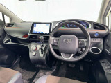 運転席まわりです。 各操作スイッチは使いやすい位置に配置されてます。