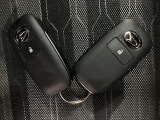 電子カードキーを携帯していれば、ドアハンドルやバックドアのリクエストスイッチを押すだけでドアの施錠・解錠が出来ます♪もちろん 遠隔操作も可能です!盗難防止のイモビライザー機能装備ですよ ☆
