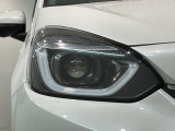 LEDヘッドライトは、点灯の瞬間から最大光量を発揮し、突然暗くなるトンネルなどでの安定感を高めます。